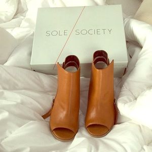 NWT Sole Society Camel Peep Toe Booties